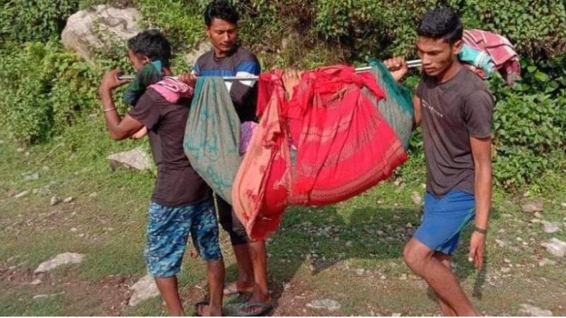 अछाममा झुलङ्गोमा बोकेर सुत्केरी गराउन लगिदै