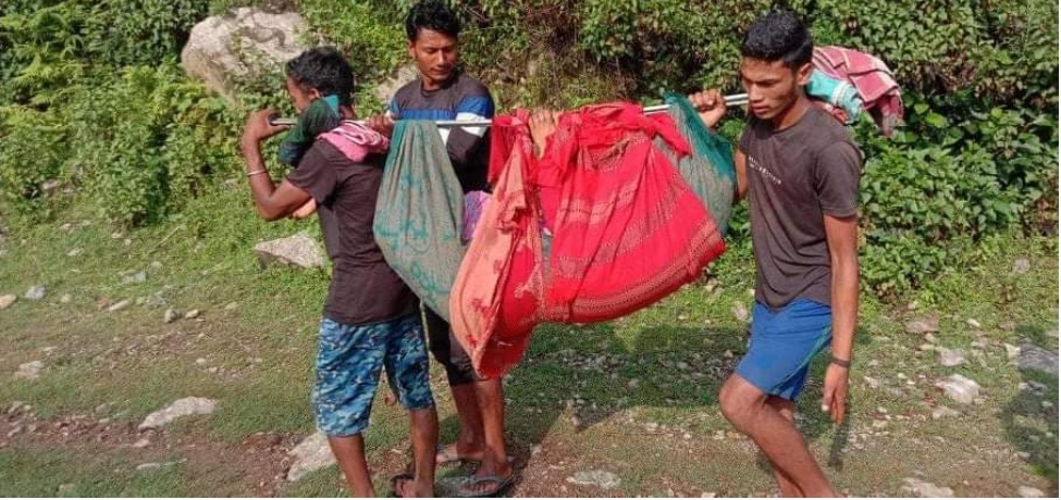 अछाममा झुलङ्गोमा बोकेर सुत्केरी गराउन लगिदै