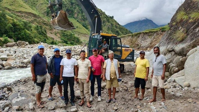 निर्माण व्यवसायी रावतको सहयोग तथा काङ्ग्रेस स्थानीय नेताहरुको समन्वयमा रामारोशनमा सडक मर्मत