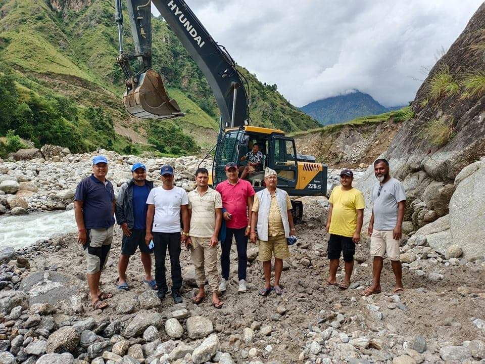 निर्माण व्यवसायी रावतको सहयोग तथा काङ्ग्रेस स्थानीय नेताहरुको समन्वयमा रामारोशनमा सडक मर्मत