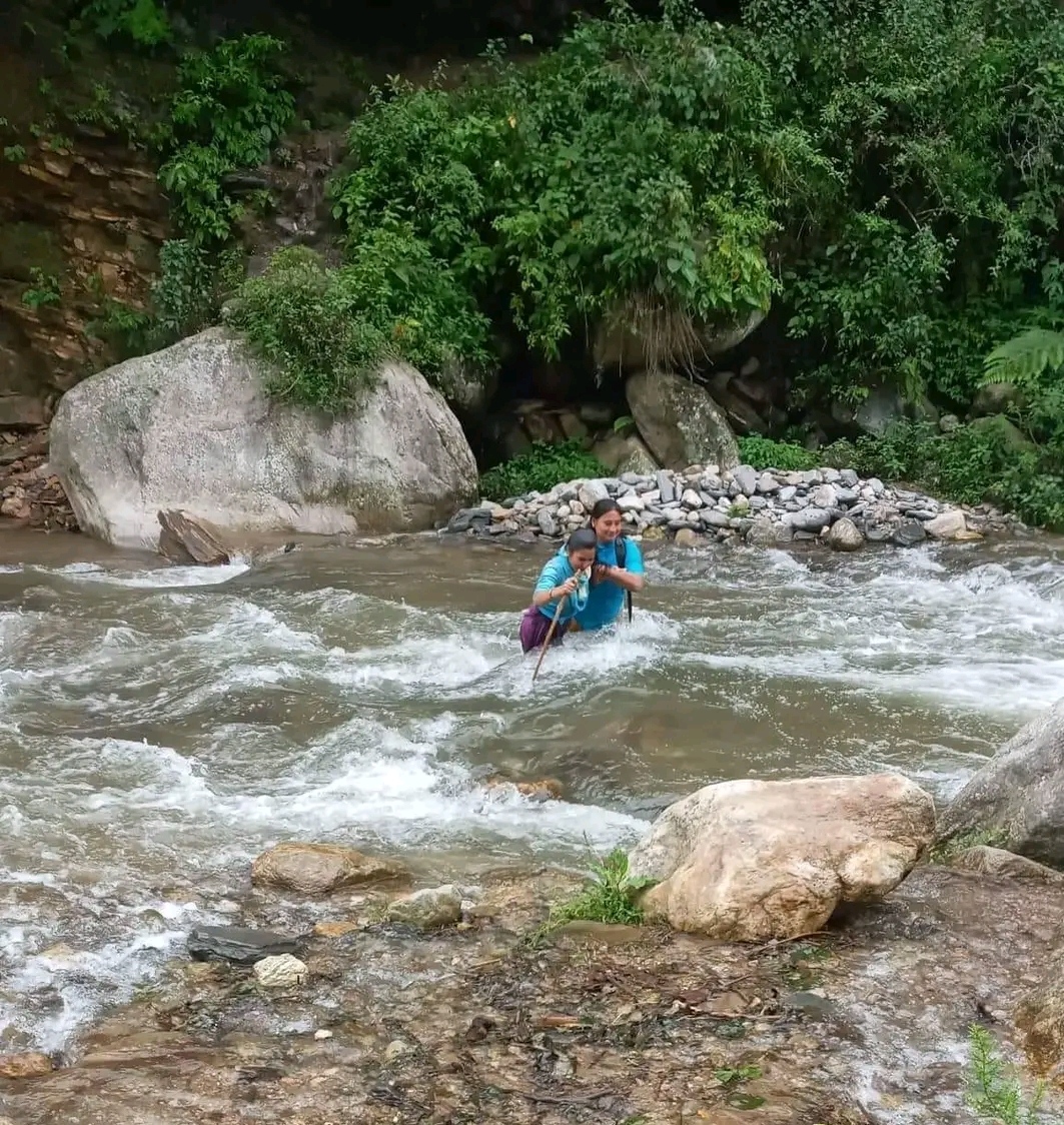 ज्यान जोखिममा राखेर स्वास्थ्य संस्था जाँदै रामारोशनका स्वास्थ्यकर्मी