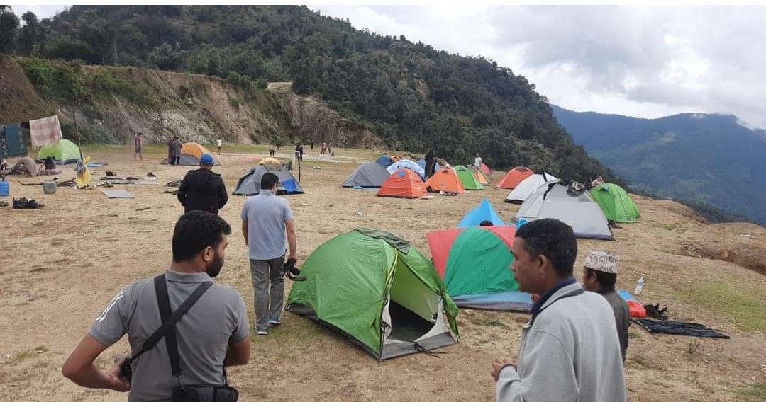 गृहमन्त्रालयको आदेशपछि अछामकाे सिमामा राेकिएका विदेशीहरु गन्तव्यमा जानथाले