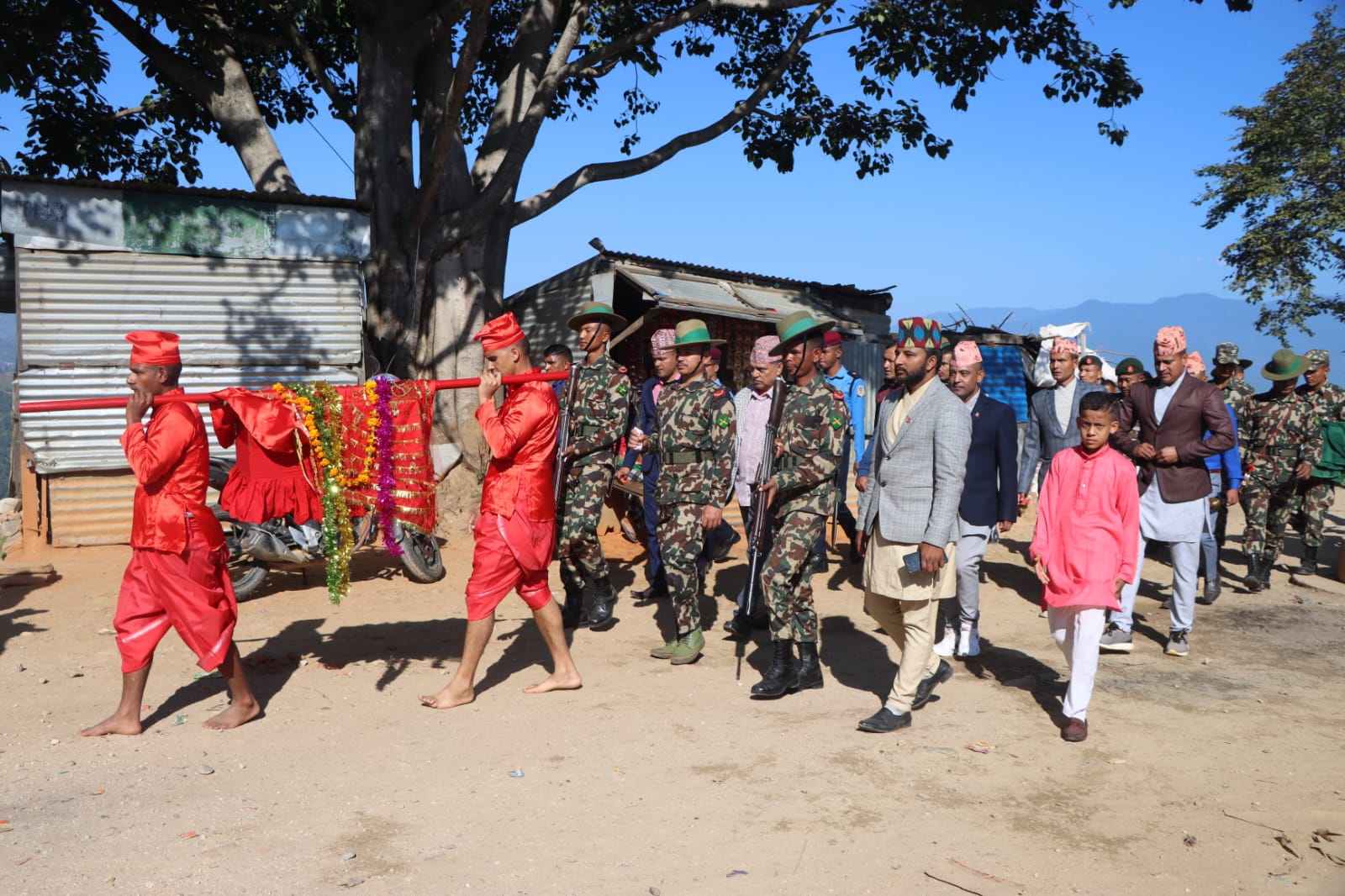 अछाममा बाजागाजा सहित नेपाली सेनाले भित्र्याए फुलपाती