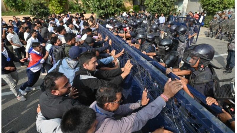 आन्दोलनरत स्थानीय तहका कर्मचारी माथी प्रहरीको बल प्रयोग