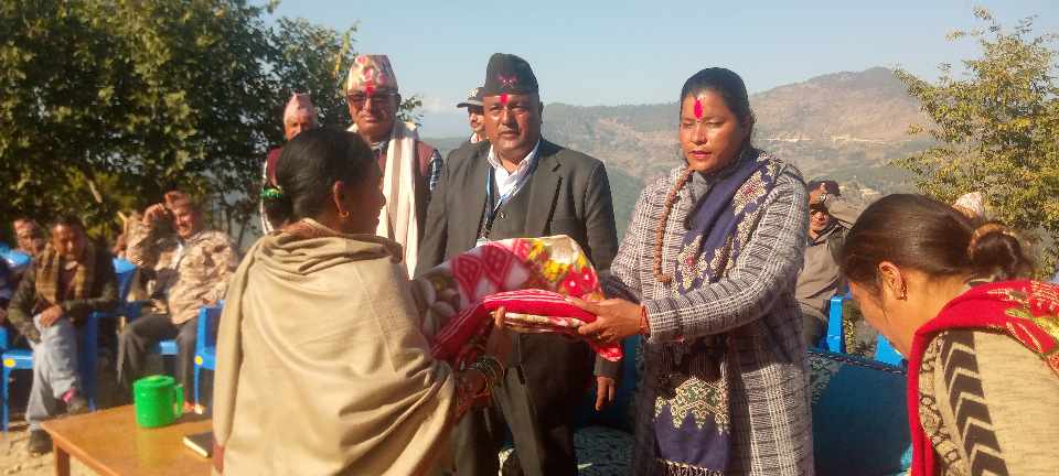 मंगलसेन नगरपालिका वडा नं• ४ र ५ द्वारा जेष्ठ नागरिकहरुलाई न्यानो लुगा बितरण