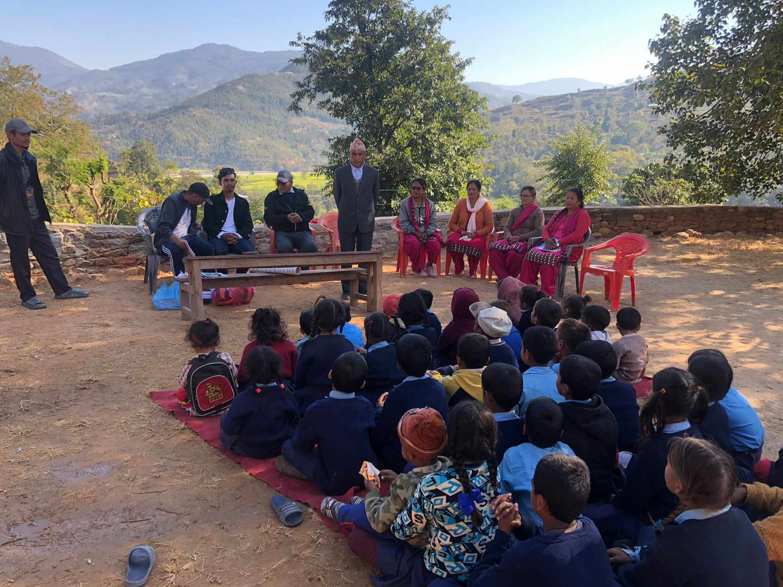 जन्मदिनको उपलक्ष्यमा स्ववियु सभापति कुवँरले बितरण गरे , शैक्षिक तथा खेलकुद सामाग्री