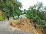 मध्यपहाडी (पुष्पलाल) राजमार्ग अन्तर्गत मंगलसेन -ठाटिखाँद सडकखण्ड पहिरोले अवरुद्ध