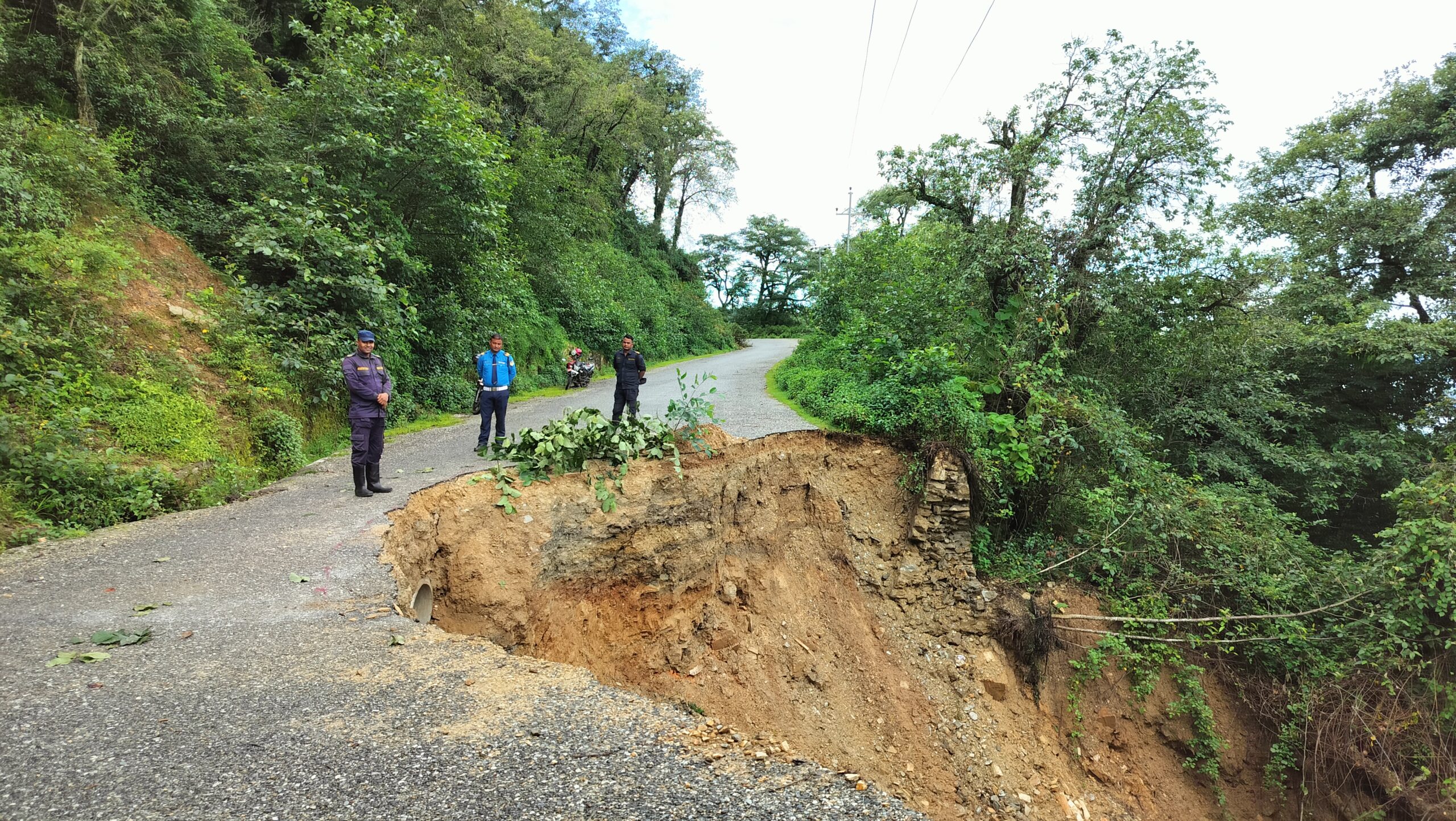 मध्यपहाडी (पुष्पलाल) राजमार्ग अन्तर्गत मंगलसेन -ठाटिखाँद सडकखण्ड पहिरोले अवरुद्ध