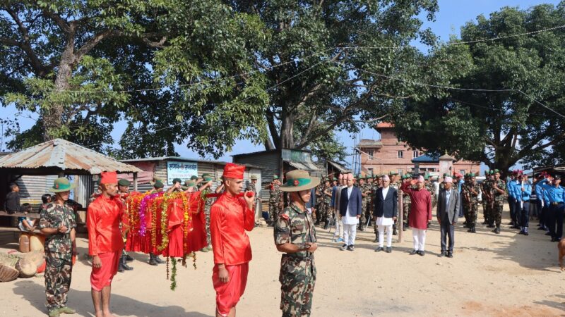 अछाममा बाजागाजा सहित नेपाली सेनाले भित्र्याए फुलपाती