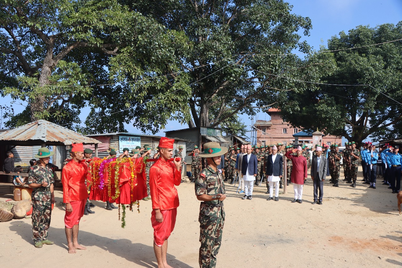 अछाममा बाजागाजा सहित नेपाली सेनाले भित्र्याए फुलपाती