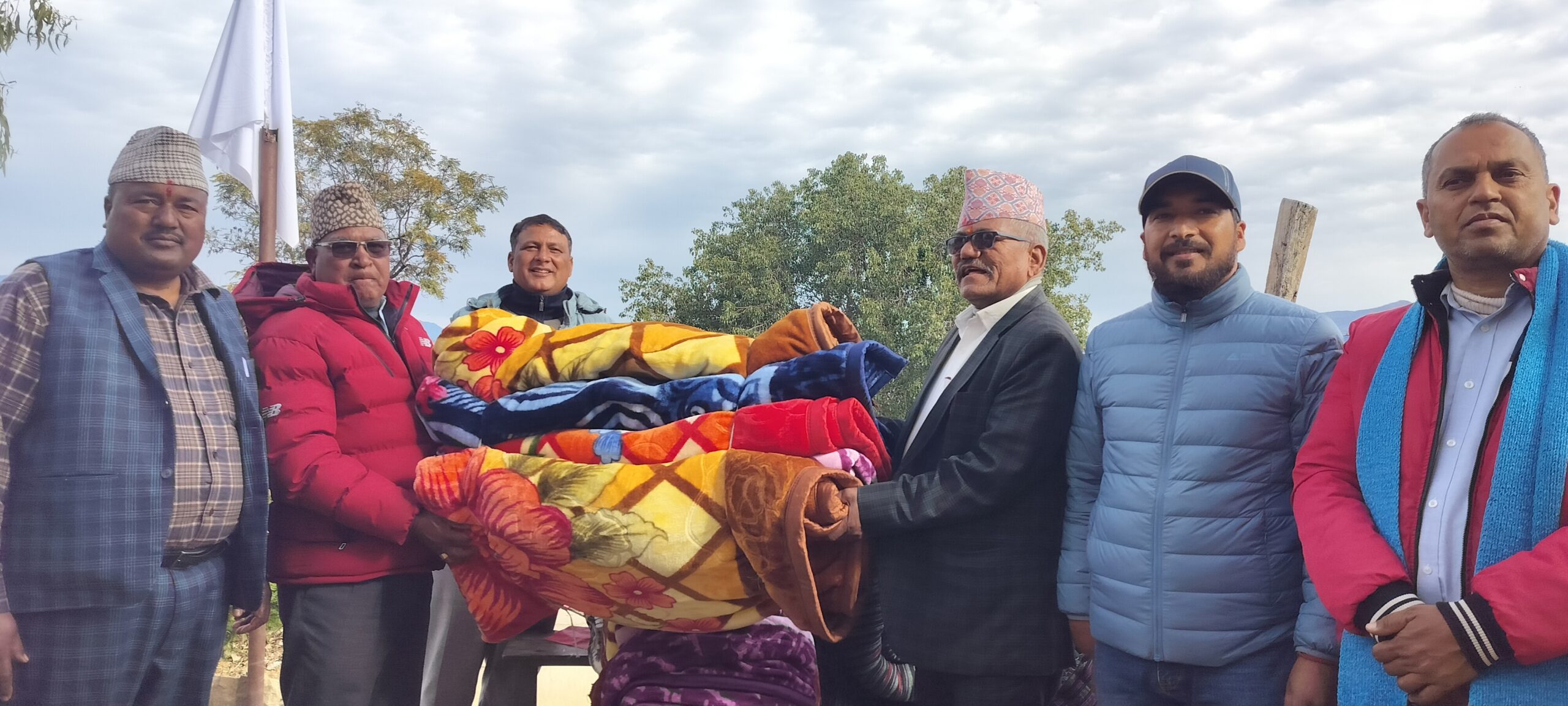 स्कुल अफ डेमोक्रेसी अछामद्वारा दृष्टिविहीन र टुहुरा बिद्यार्थीको लागी तातो कम्बल वितरण 